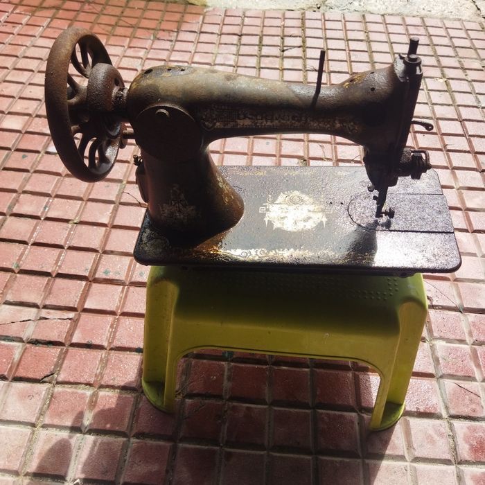 Cabeça de máquina de costura antiga.