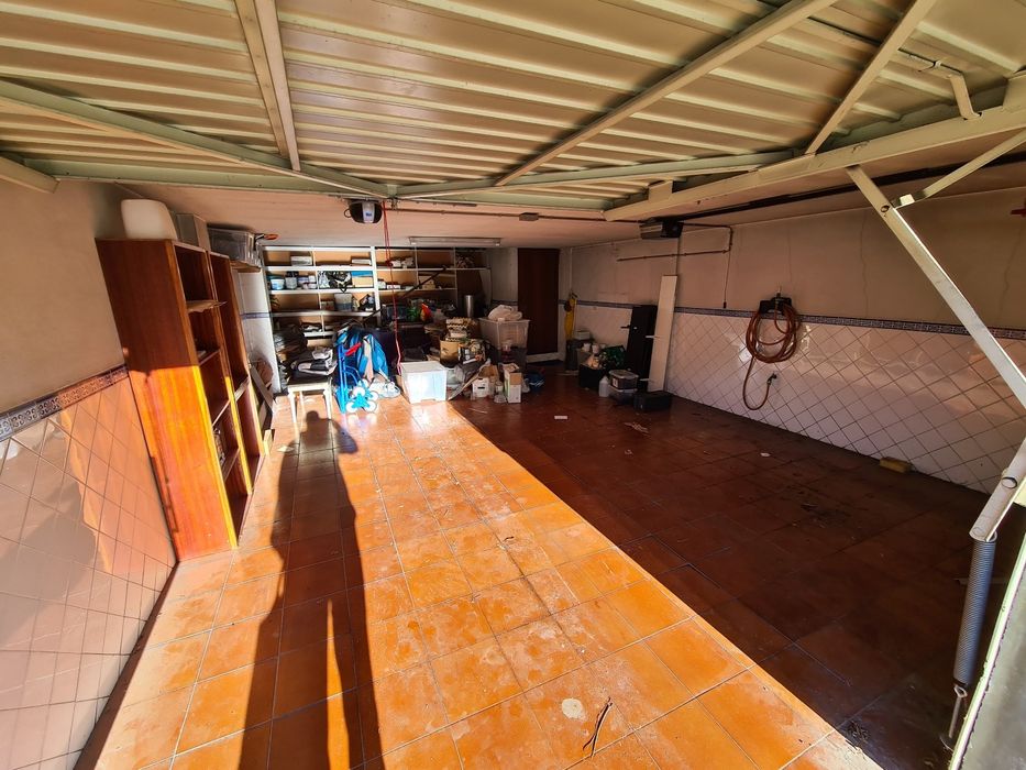 T4 Duplex, 227m², terraço, garagem fechada para 2 carros.