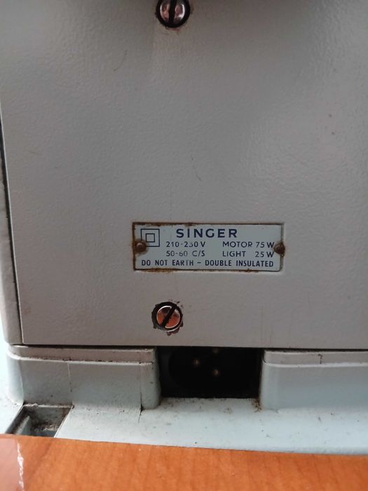 maquina de costura vintage Singer a funcionar.