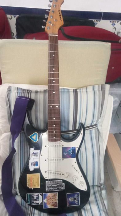 Vendo 2 guitarras uma ária e Harley Benton de 7 cordas