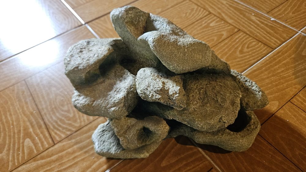 Rocha Grande de Plástico com Toca para Aquário