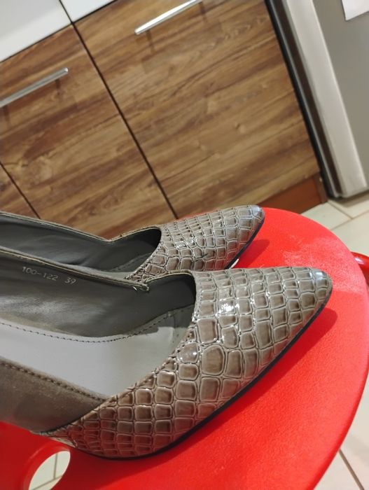 Szpilki 39            .