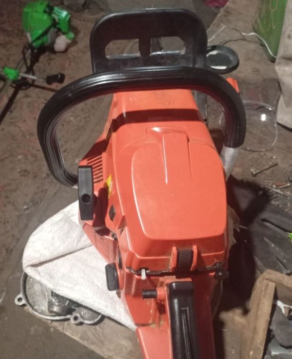 Продам Бензопилу хотварна 137