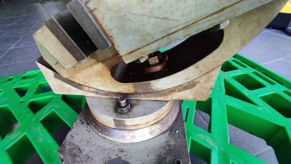 Prensa para fresadora com base rotativa inclinável