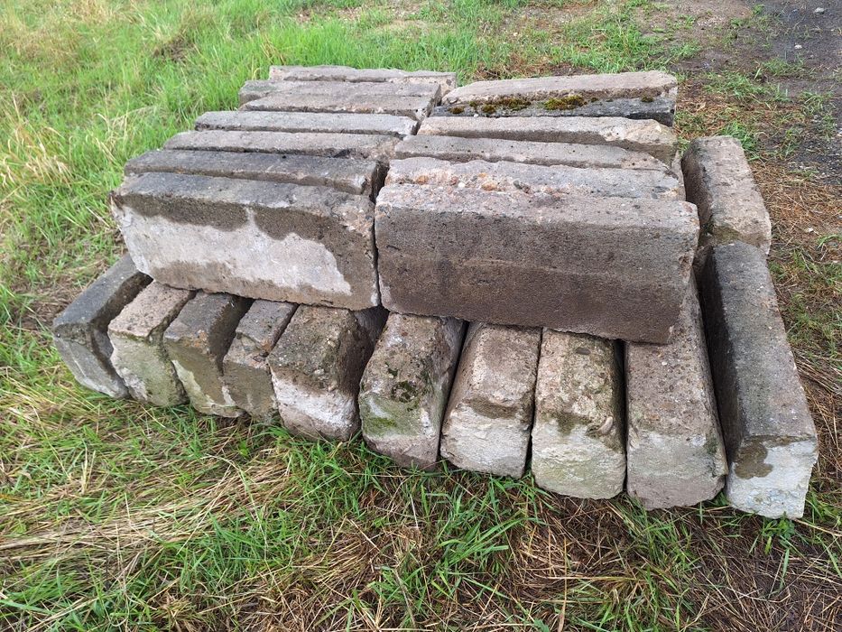 Krawężniki (obrzeża) drogowe z rozbiórki.