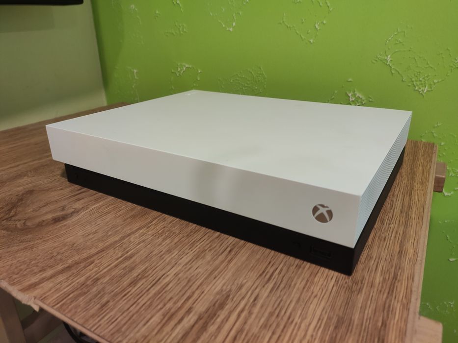 Продам Xbox One x,