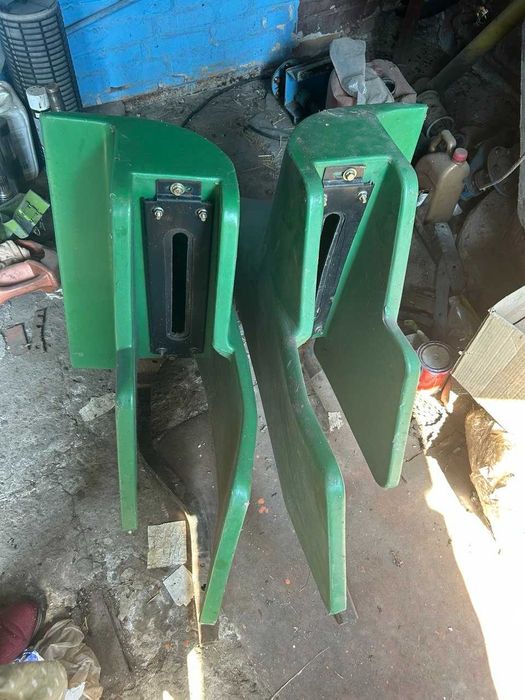 Дільник (правий + лівий ) жатки John Deere Б/В   (в м. Біла Церква Київська область)