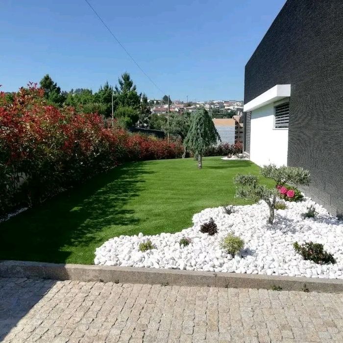 Aluguer de mini giratória com manobrador, aplicação relvas ,piscinas