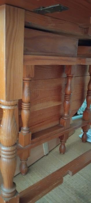 Mesa de abas e cadeiras em pinho e sofás!