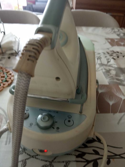 Ferro de engomar com caldeira e tábua de passar