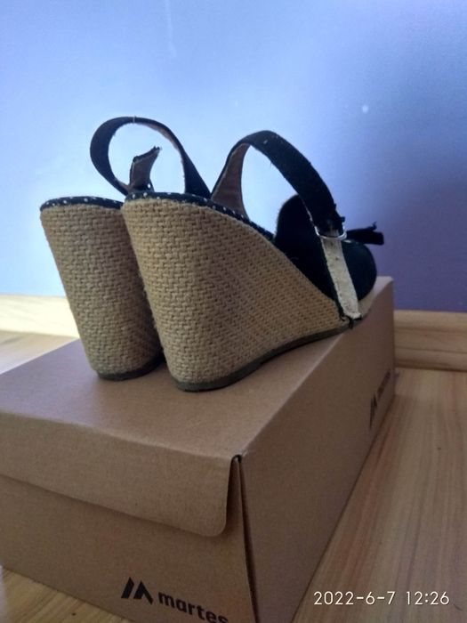 Czarne sandały na koturnie