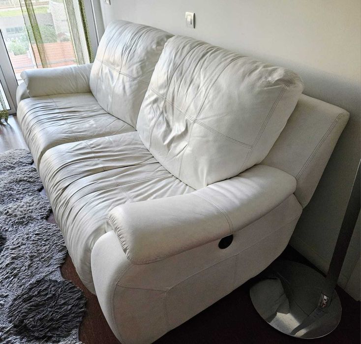 Sofá em pele branca com relax – muito confortável