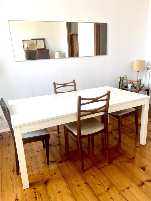 Mesa branca de oito lugares
