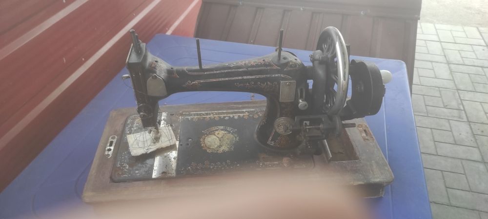 Продам швейную машину