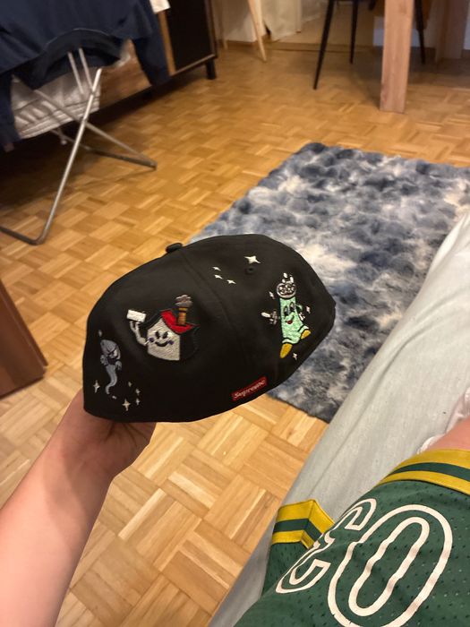 Czapka supreme.