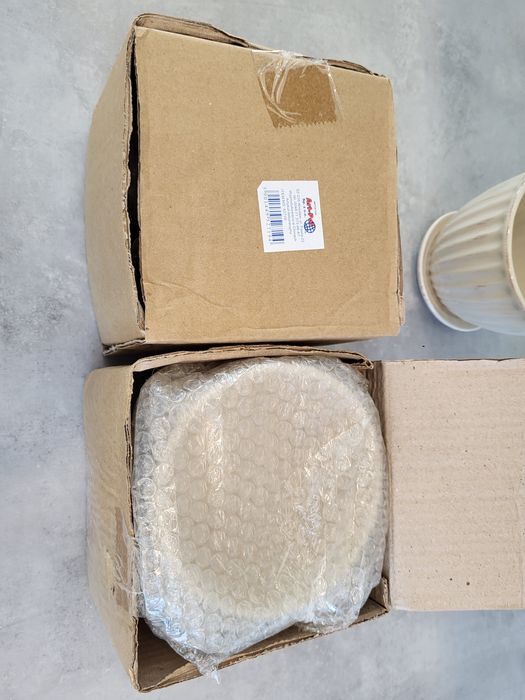 Doniczki beżowe, donice Ecru, ceramiczne osłonki z podstawką Art-Pol