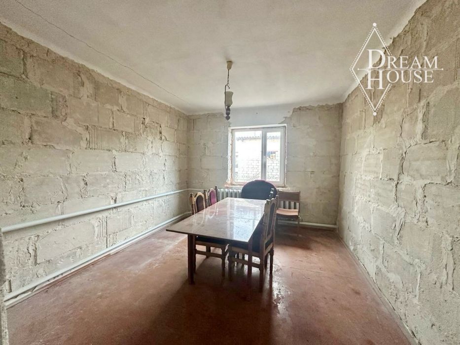 Продаж будинку з білої цегли