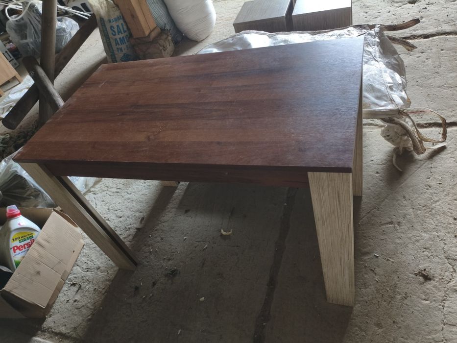 Stół z krzesłami / stołkami