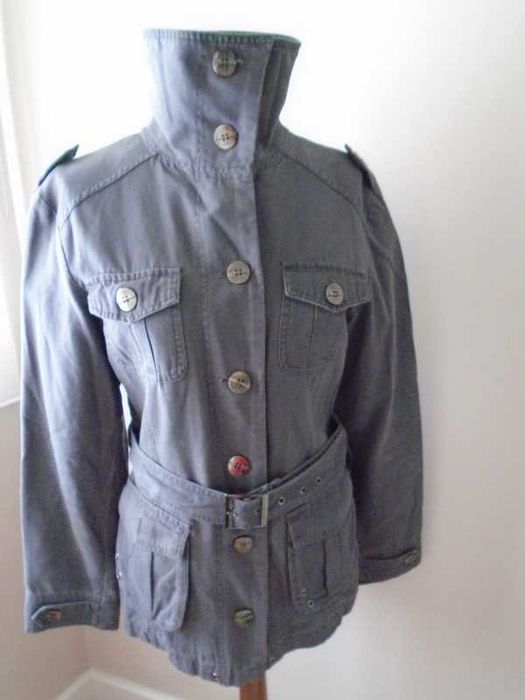 Casaco gabardine estilo militar cinzento