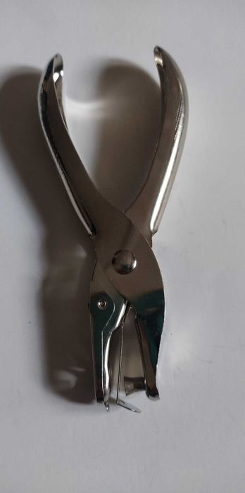 Furador de folhas papel, plantas, etc.