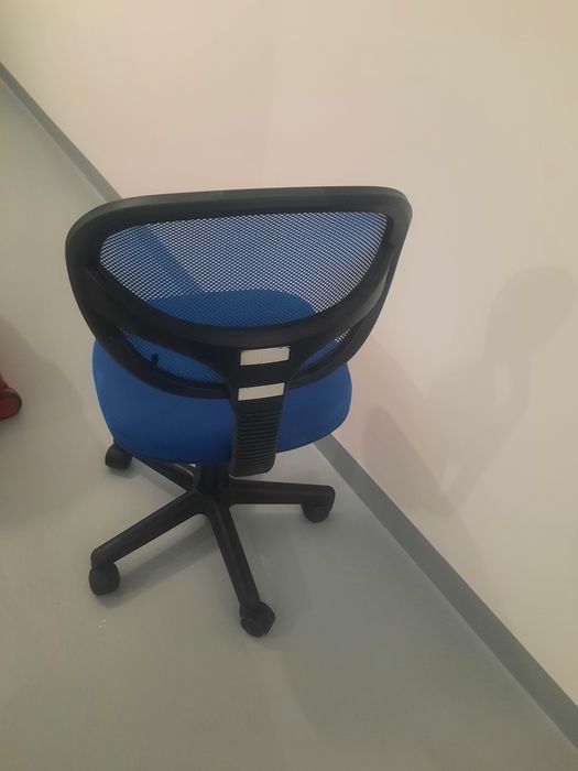 Cadeira de escritorio azul ideal para quarto de rapaz,