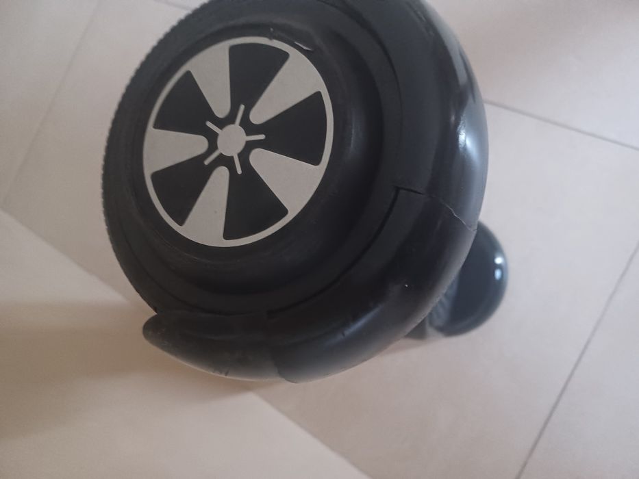 Hoverboard preto da Urbanglide.
Algumas marcas de uso e está um bocado