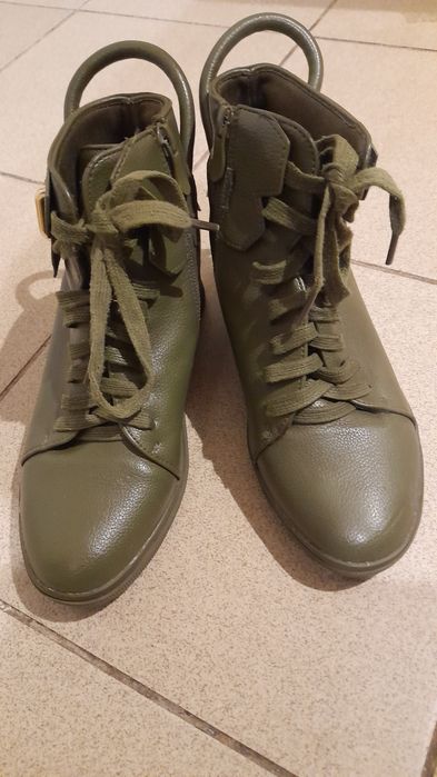 Ciemnozielone  khaki  botki  wiązane  na krytej koturnie. * rozm. 38 .