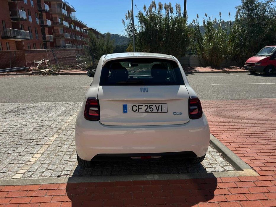 Fiat 500e 100% elétrico, versão de 23,8 kWh, em excelente estado geral/ muito económico