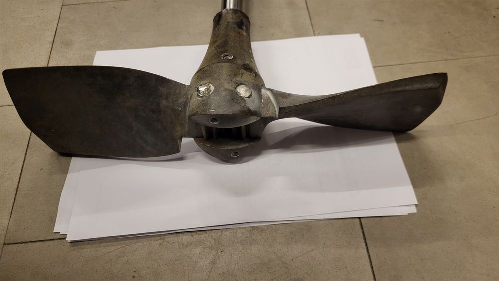 Śruba napędowa z wałem do łodzi