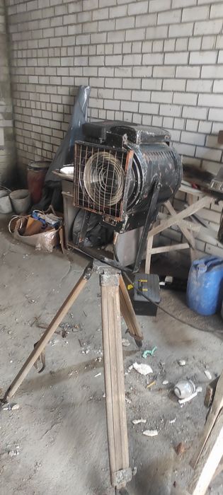 Продам прожектор театральний loft