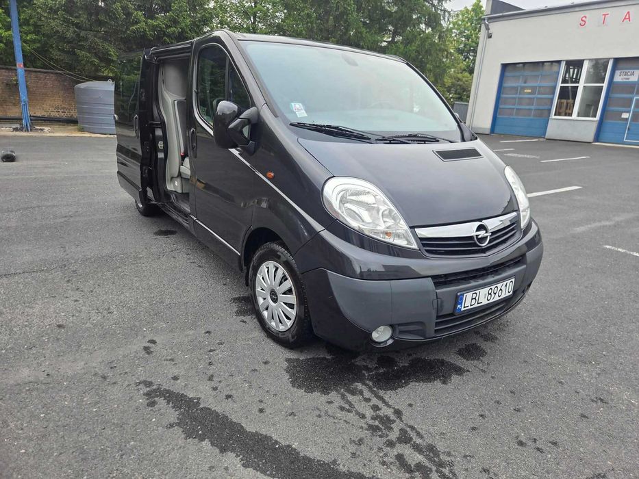 Samochód Opel Vivaro 2,5 147 KM Czarny LONG