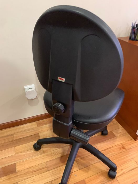 Cadeira preta de escritorio