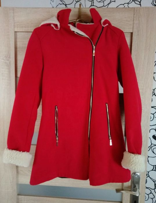 Nowy czerwony płaszcz zimowy