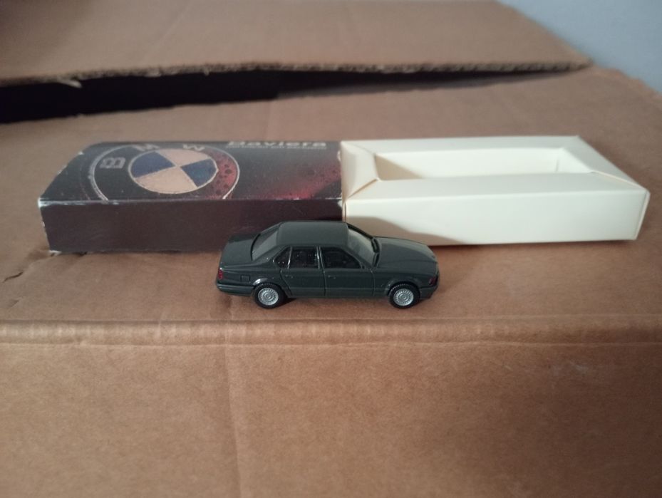 Miniatura BMW 735i E32