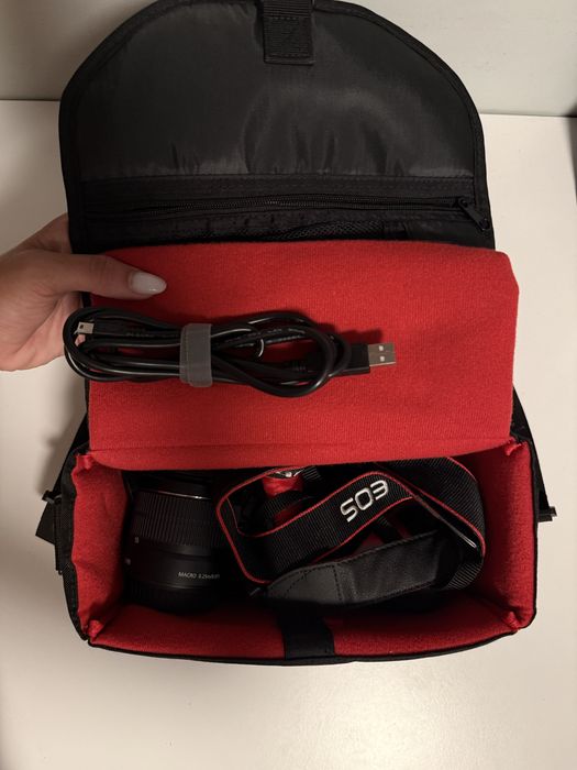 Canon  EOS 2000D