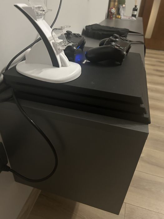 Ps 4 PRO + 2 джойстика + зарядна станція+ три диска + куплені ігри