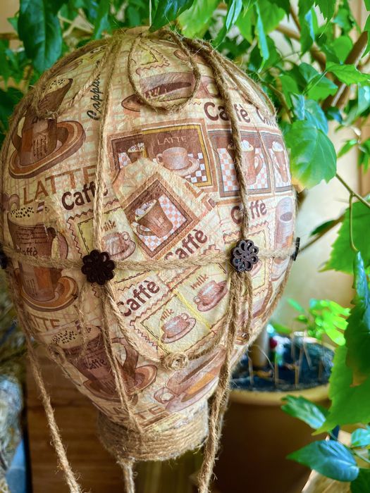 Повітряна куля для інтерʼєру кавʼярні.