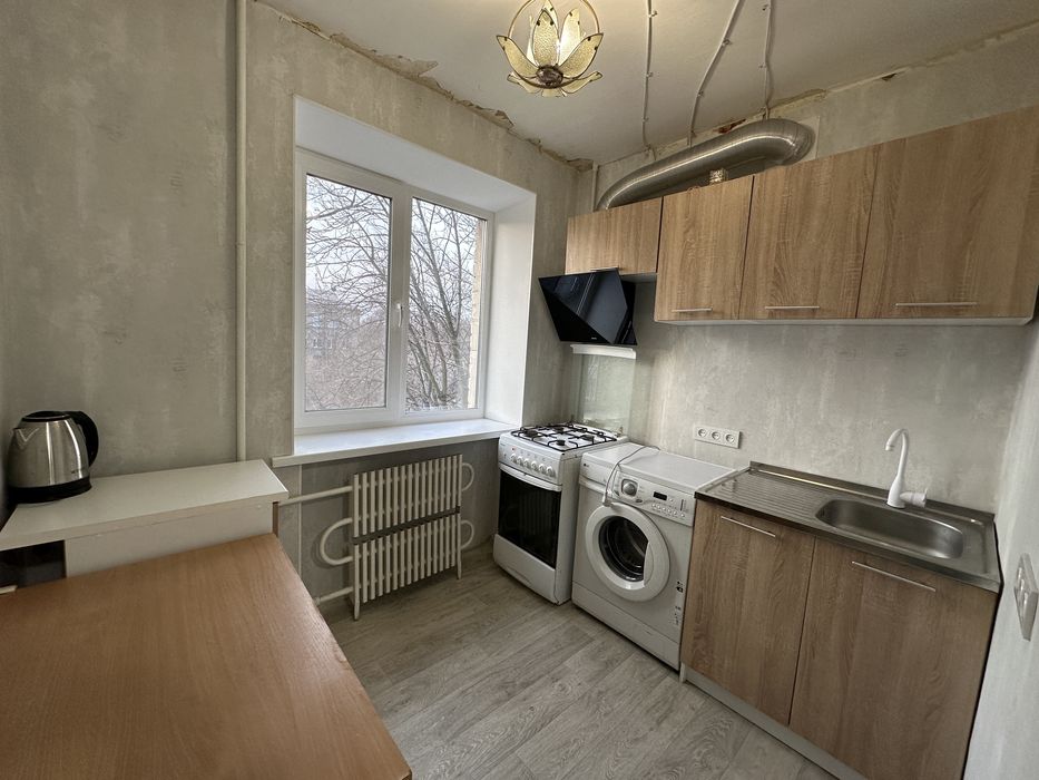 Продаж 2-к квартири Незалежної України ( район зупинки Миру )