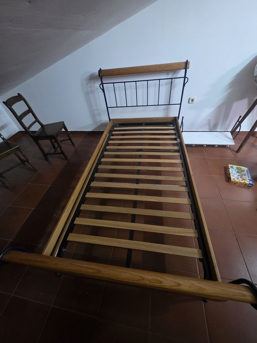 Mobilia quarto - cama cómoda e mesa de cabeceira