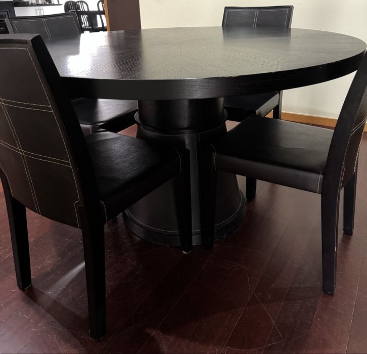 Mesa de jantar redonda preta + 4 cadeiras