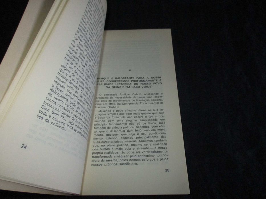 Livro Manual Político do P. A. I. G. C. Libertação Nacional