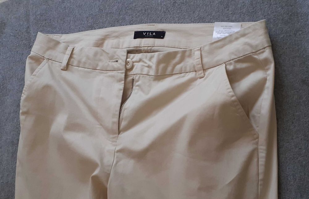 Calças cor creme marca Vila
