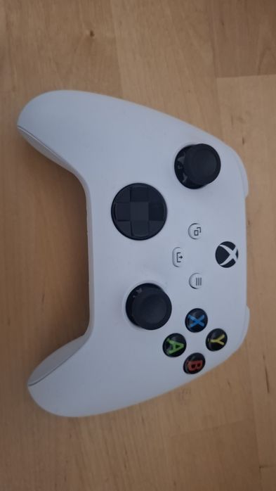 Xbox Series S — 512GB + 2 comandos originais + pilhas recarregáveis