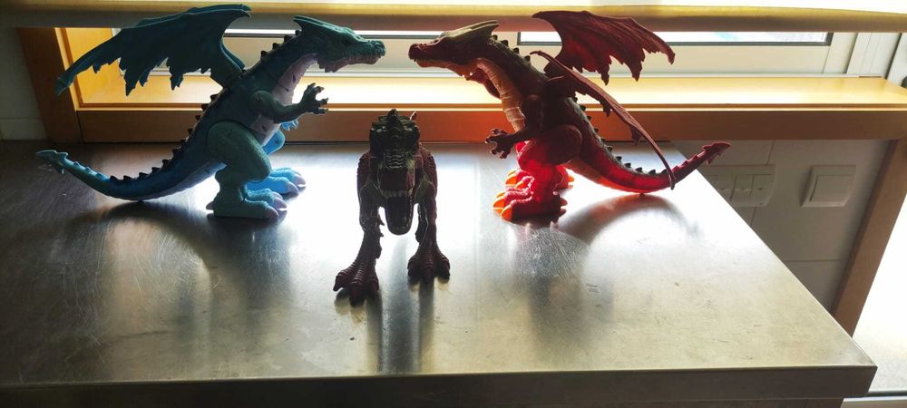 Dragões e Dinossauro T-Rex - Articulados e com Som