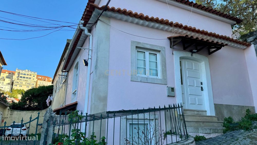 Prédio com 2 apartamentos: T2 Duplex + T0 Estúdio, na Mouraria, Lisboa