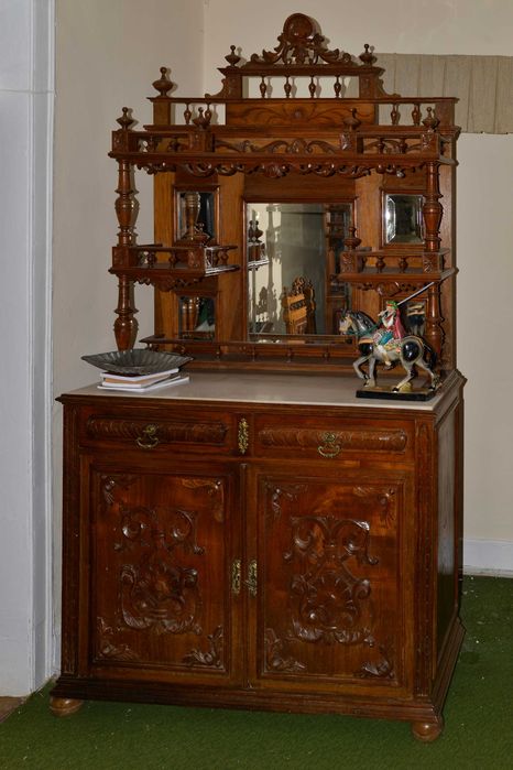 Conjunto de Mobiliário Antigo em Madeira para Restauro