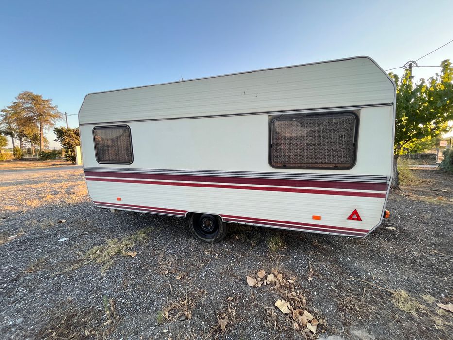 Vende-se caravana clássica para restauro