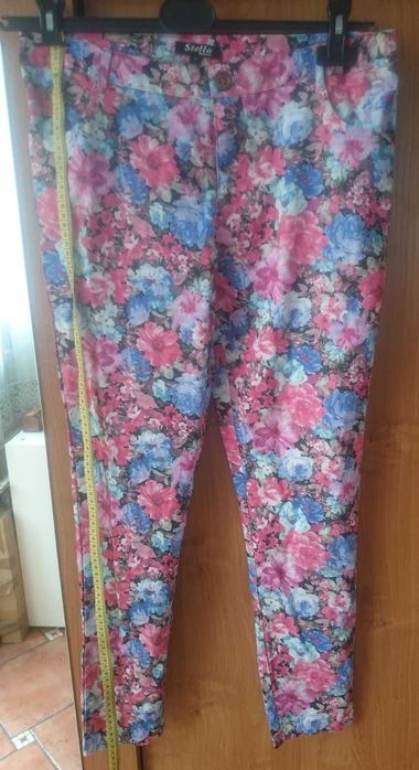 Bawełniane cienkie spodnie rozmiar M w kwiatki