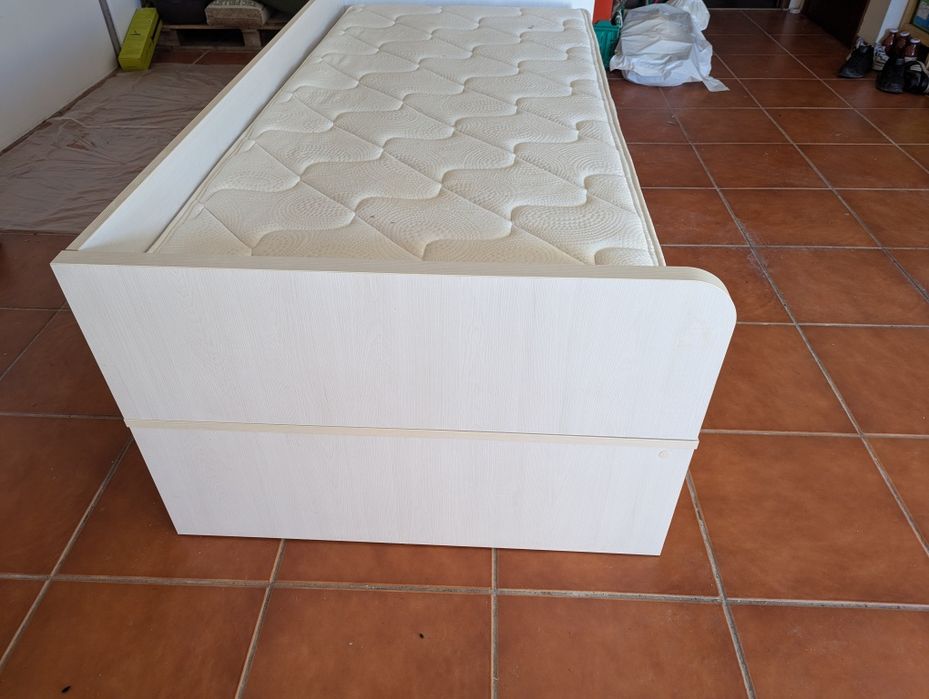 Quarto para criança (cama mesa cabeceira e secretária)