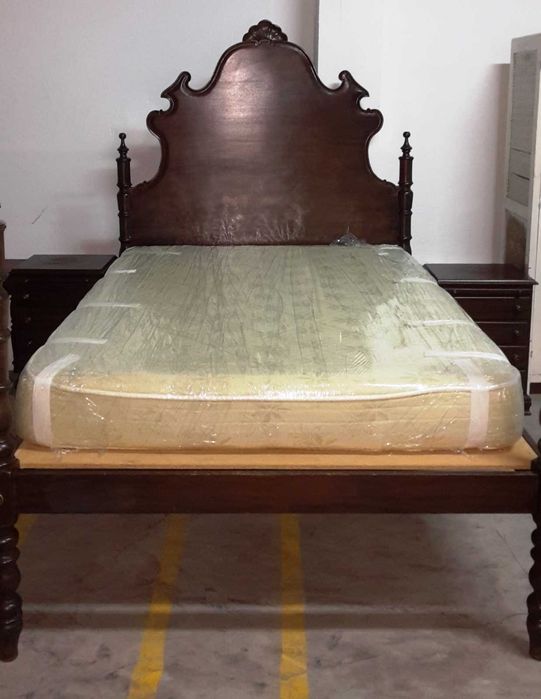 Cama Antiga em Madeira